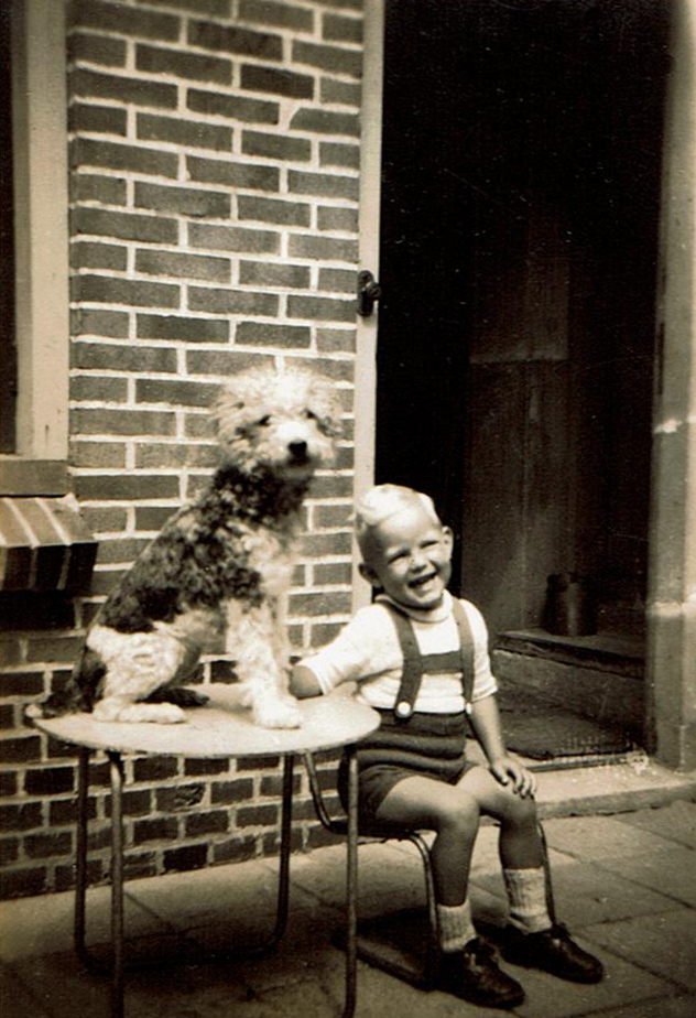 Neefje Hans met de hond van Wies Duut, Loekie.